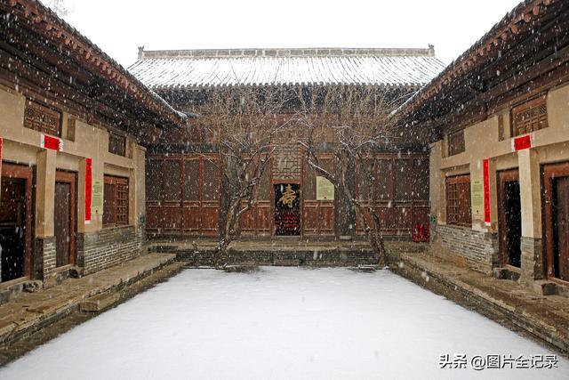 山西襄汾：初雪映丁村 古宅美如画