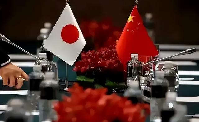 高市还没道歉，中日又出现新争端，日本要求解释 中方为何双手插兜