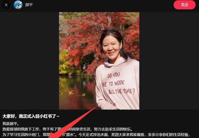 65岁郎平北京钓鱼，穿九分裤好朴素，生图下脸凹苹果肌高耸认不出