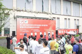 岗位练兵赛技能 第二届川渝游泳救生员职业技能大赛 (重庆站 )举行图片