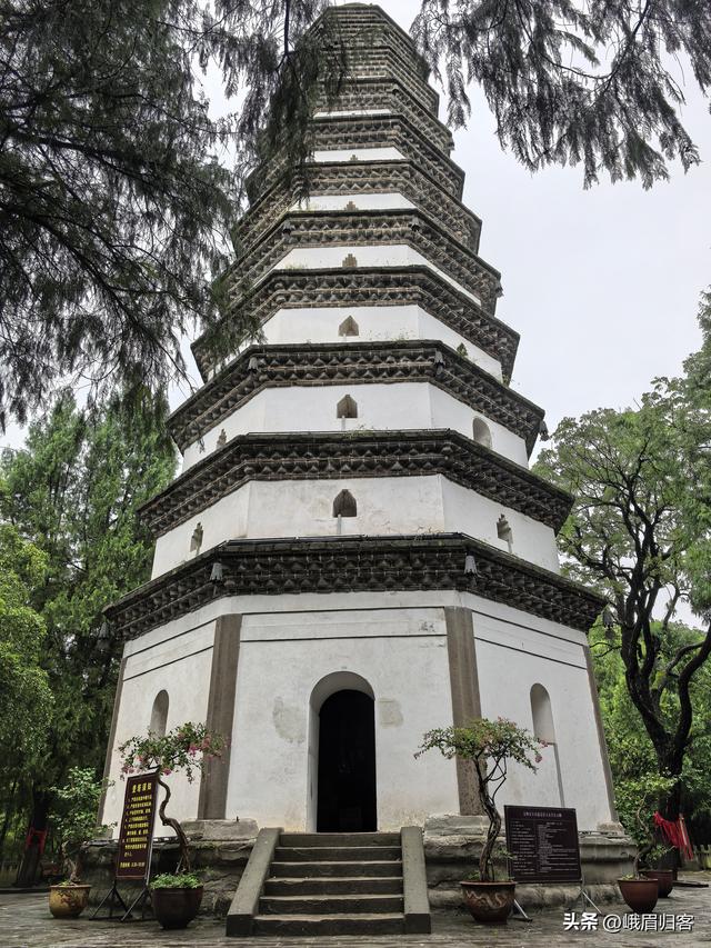 七律•登阆中白塔山有怀