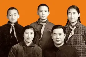 70年代李鹏总理的一家五口合影，夫人气质不凡，三个孩子长相出众图片