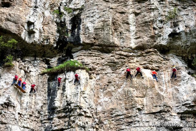 六盘水月照神雕峰吸引全国夏令营学生“清凉凌空漫步”打卡体验