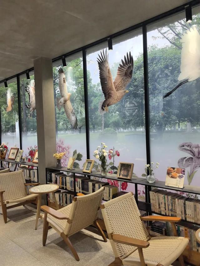 藕花深处棹歌远，江汉夏日荷风集
