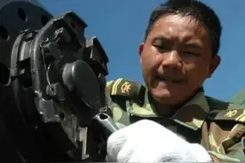 一解放军休假归队，顺手解决抢劫大案，隐形六年后一道疤暴露身份图片