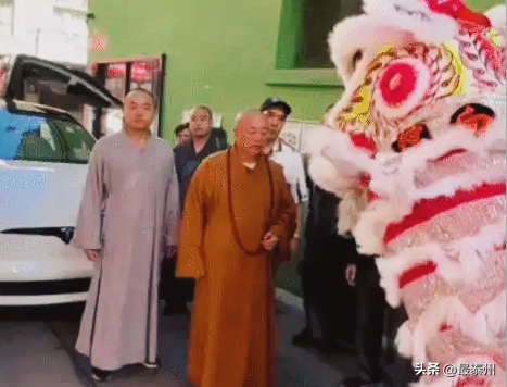 释永信坐百万豪车，少林寺藏 15 辆豪车，月薪 700 元难圆其说