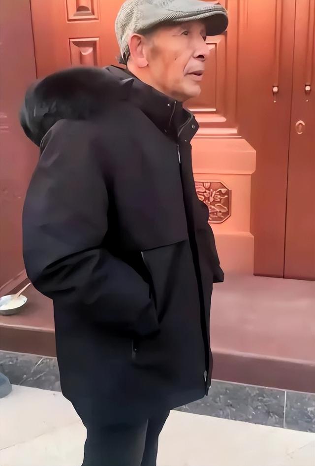 担心的事还是发生！刘强东发年货刚开始，老父亲就走上大衣哥老路