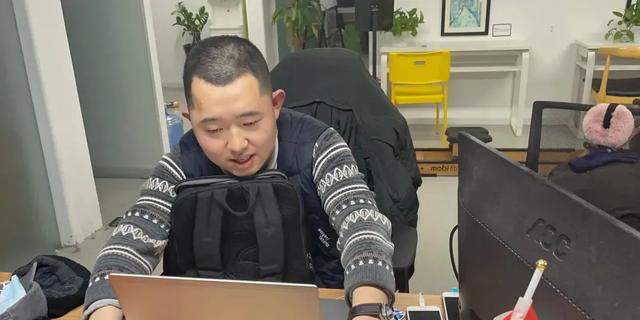 稳定工作6年！自闭症儿子最近签下无固定期限合同，我铺路28年