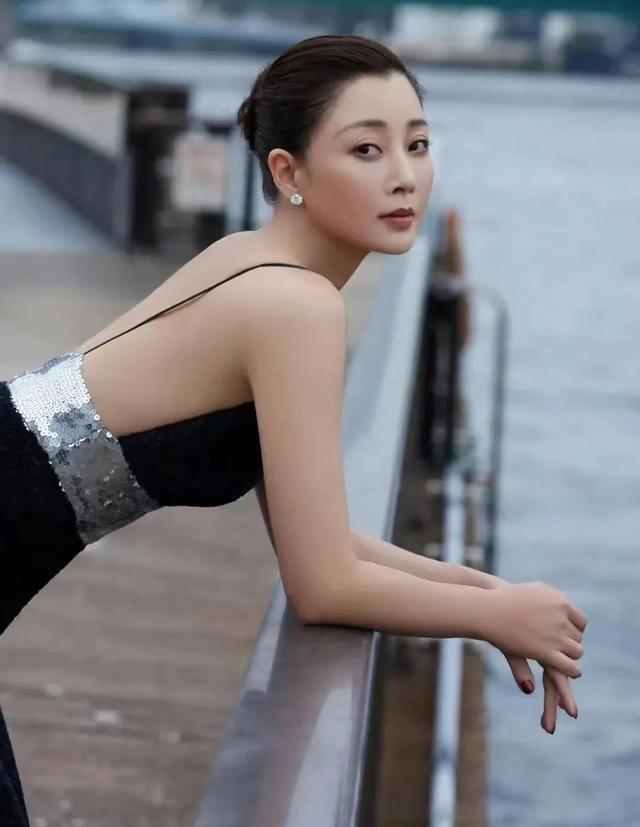 45殷桃和男友在北京面馆被拍到 两人身材颜值极高 不愧是女明星