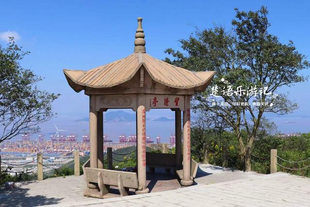 浙江宁波的半岛型山体风景，有遗址也有风车公路，被誉为拍照胜地