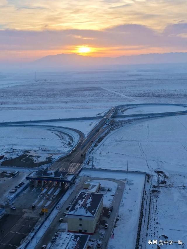沿着高速，邂逅天山南北的绝色风光
