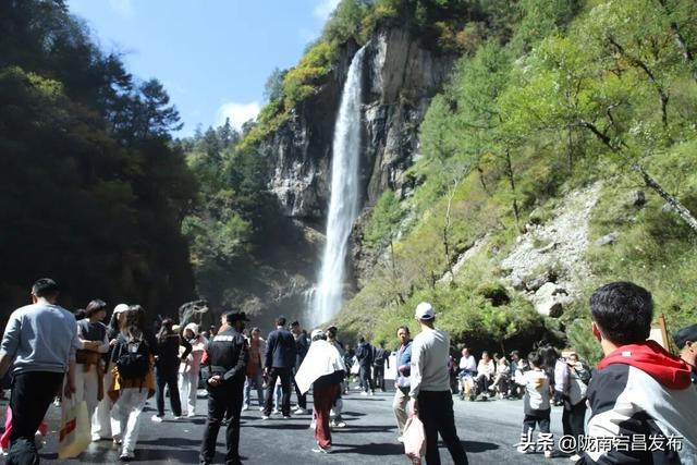 国庆第三日，官鹅沟秋色正浓人气旺