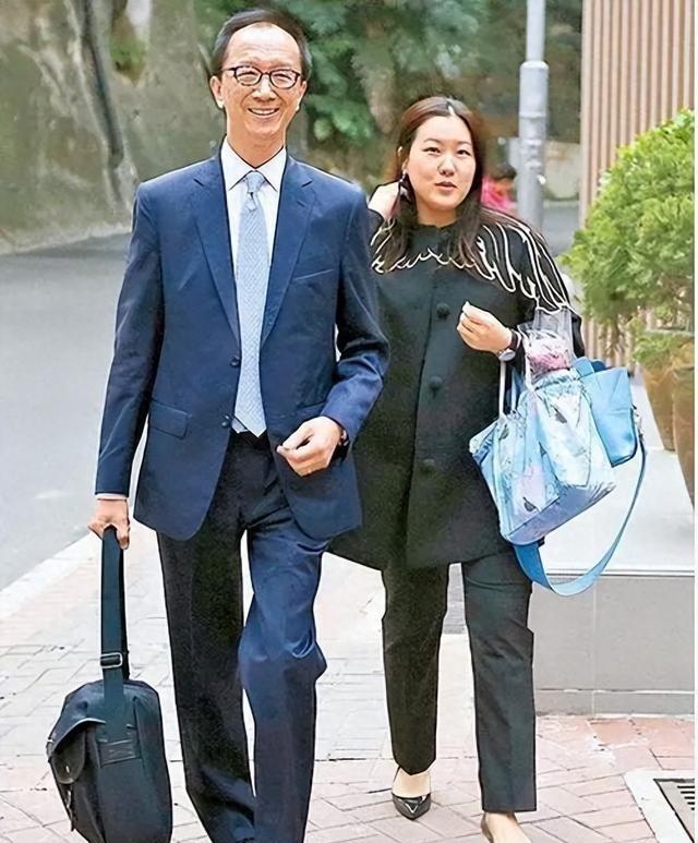 恩爱23年抵不过残酷现实,73岁梁锦松衰老萎缩,47岁伏明霞绚烂如花