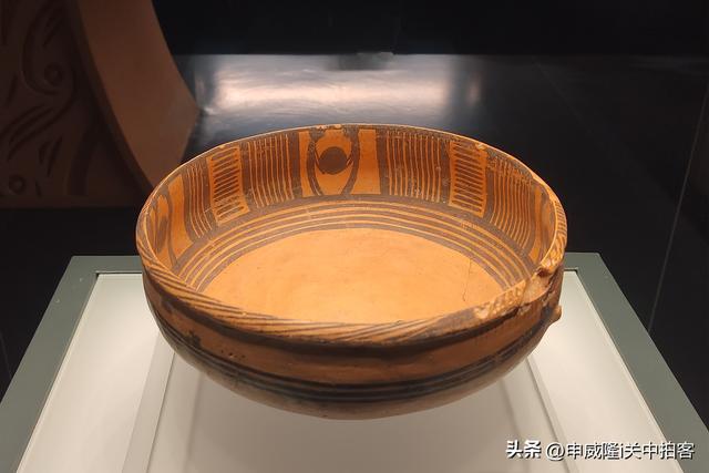 青海省博物馆：参观青海历史文物展