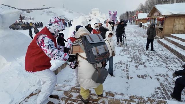 雪映桦林灯耀华章——牙克石首个桦林雪原十五花灯会侧记