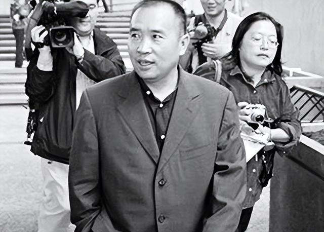 赖昌星妻子曾明娜现状，独居3000平老宅，做饭弄花草活成人生赢家