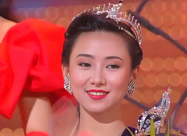 她出身清华大学，因拍三级片与父母决裂，如今再不让女儿进娱乐圈