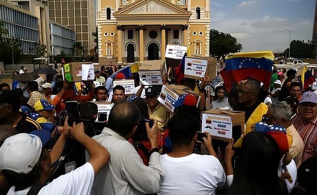 特朗普连炸7国	，美防长逼中国往后退，102架次美军机分批进南海