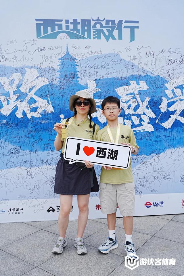 从吴山广场出发，3000多名徒步爱好者一起走过西湖！