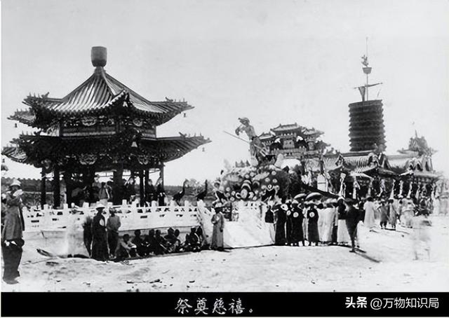 1983年慈禧墓开棺老照片：出土时全身长白毛，牙齿和指甲保存完整