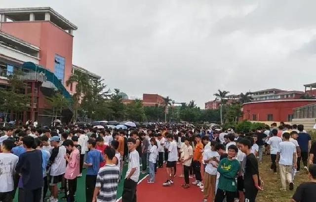 教育部动真格了。新规明确：小学一至六年级	，全面取消跨校联考