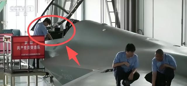 中国军工再突破！歼35A座舱成整块大屏，美军空中霸权遭挑战
