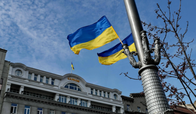 特朗普强硬逼迫，泽连斯基无路可走，他会逃亡吗？