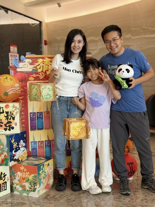 迎双节！川航在成都两机场投放近100架飞机，开展“中国心·川航情”主题空地活动