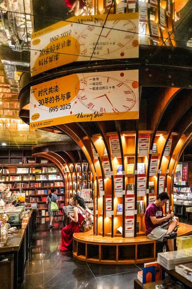 淘书逛展、夜游夜市、盖章打卡……上海书展的快乐，弥漫在整座城市→