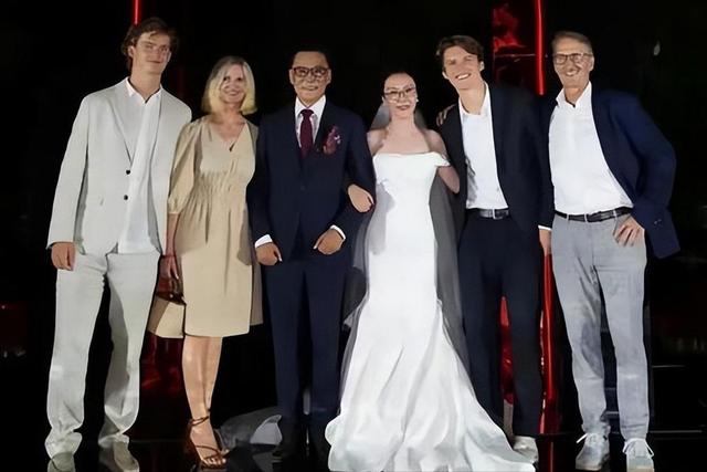 兜兜转转还是你！61岁李国庆与白月光再婚，没找小姑娘被网友怒赞