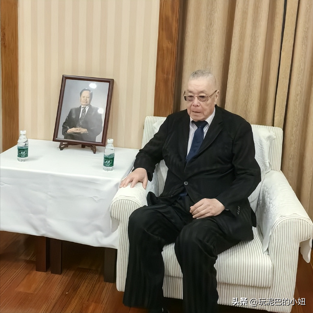 杨振宁追悼会现场！翁帆站首位神情悲伤，64岁老者曝杨老两个贡献