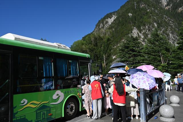 九寨沟景区客流高峰服务再升级 多举措畅通游客出行