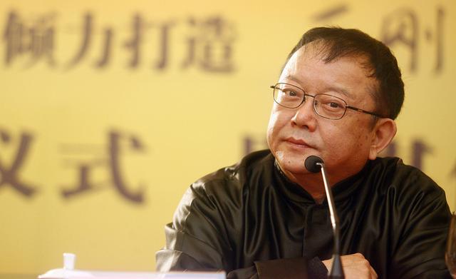 事实证明，被传卖掉上亿豪宅移民美国的王刚，已经走上另一条大道