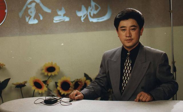 他是央视金牌主持人，57岁才结婚，娶北师大教授，气质高贵还漂亮