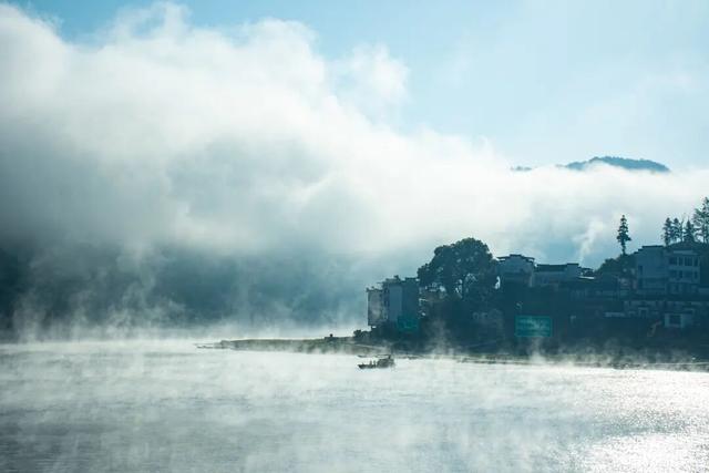 一眼沦陷！新安江的雾气，堪称江南冬日的 “治愈顶流” | 皖美冬日 | 第十五届安徽国际文化旅游节