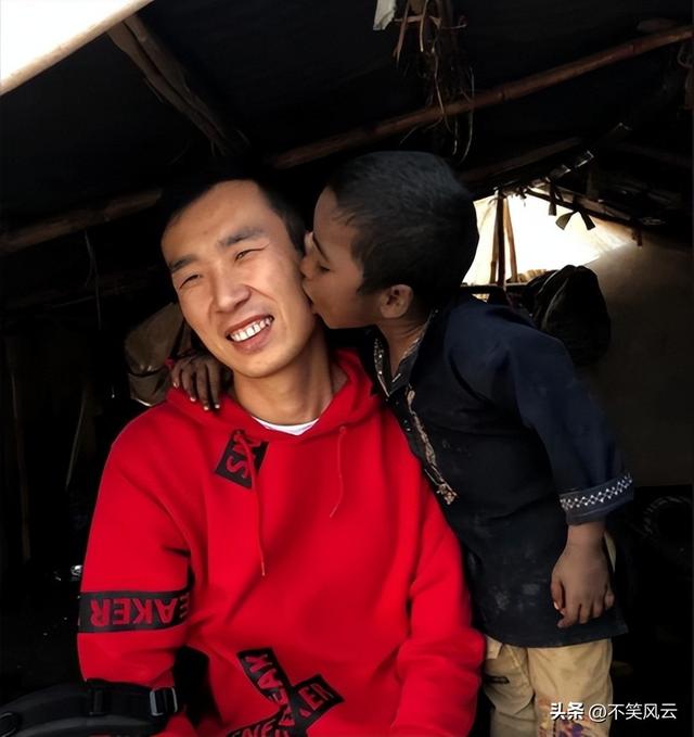 千万网红小飞退网！扎根巴铁8年花千万扶贫，妻儿出事了无奈回国