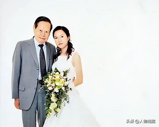 杨振宁去世后，翁帆再发文，49岁无子女的她，早已被安排好了退路