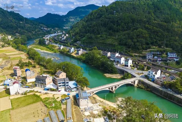 三门滩离镇远古城不远，㵲阳河畔常见当地人垂钓、游泳和露营