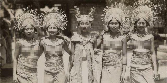 80年前印尼巴厘岛女性照片：上身不穿衣服，自然大方盯着摄影师看