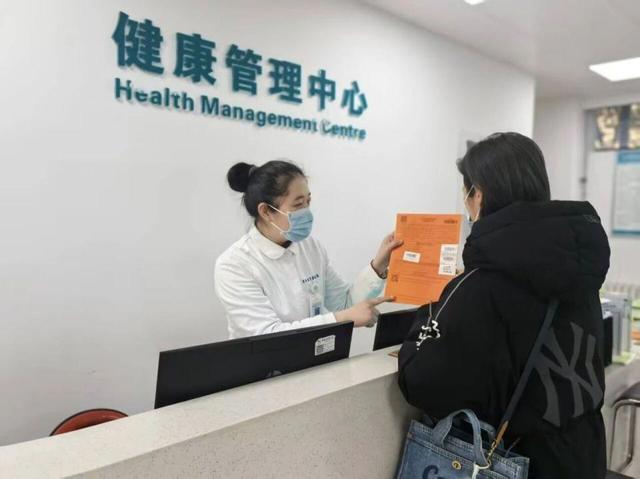 何晴告别仪式临时对外开放，十年抗癌路敲响早筛警钟