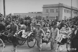 1945年日军投降后，战犯被枪决真实画面，全世界人民共同狂欢庆祝图片