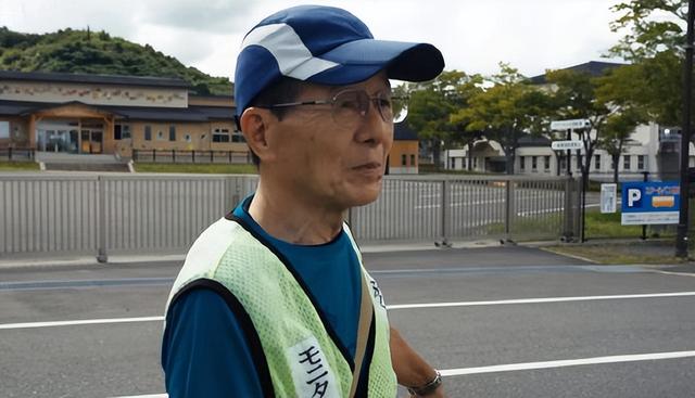 70岁送外卖的日本老人，不敢退休为活下去，繁华东京背后有多残酷