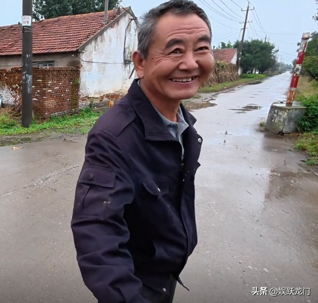 寻亲遇亲叔后续：空手上门、晚辈先动筷，网友曝靠诋毁中国赚外币