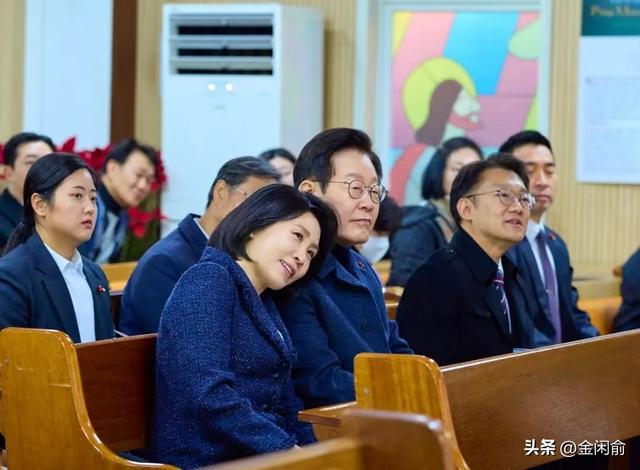 被59岁韩国第一夫人惊艳到！穿蓝大衣访问北京，皮肤白皙越活越美