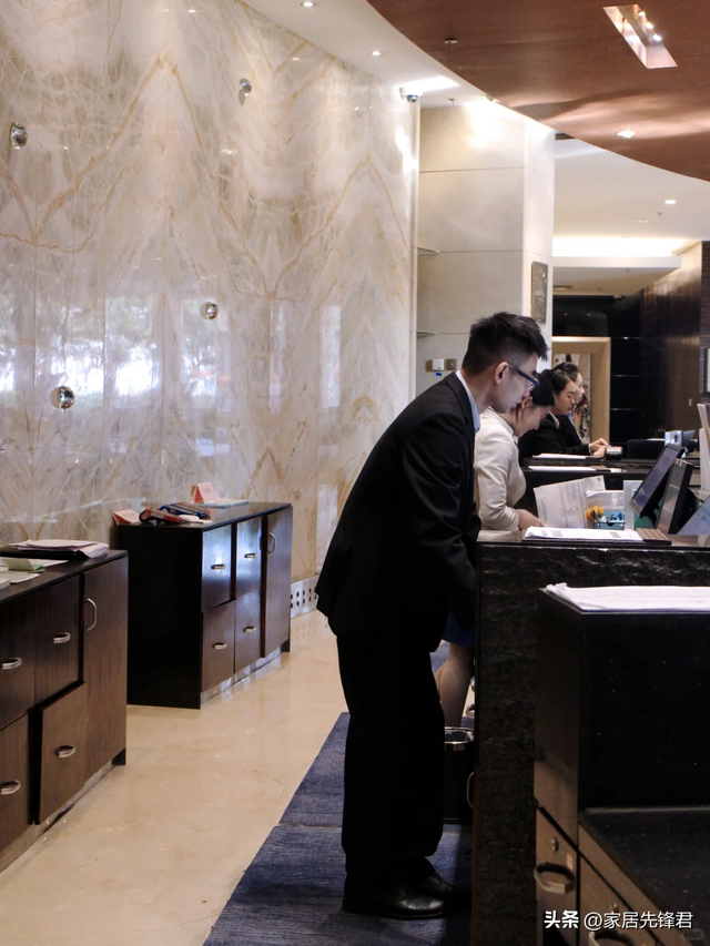 为什么现在酒店退房都不再“查房”了？内部员工说出实情：明白了
