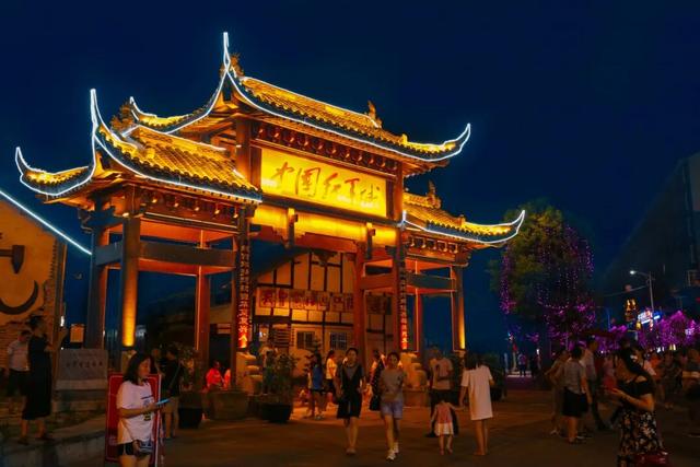 成都出发2.5h刹拢最绝红叶之城！秋色媲美九寨，一城吃够三省美食！更有山林温泉泡过瘾！