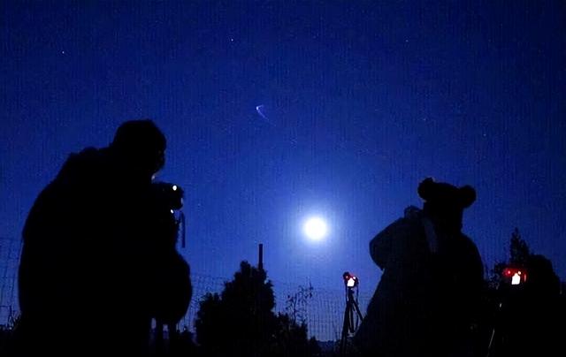 神舟二十一号飞船一箭穿月，掠月而过！