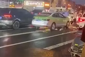 太辣眼！青岛一女子不穿衣服站车顶跳舞，现场视频曝光，评论炸锅图片