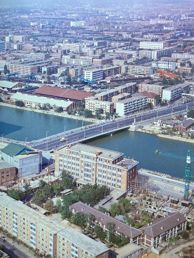 这里是1988年的天津，蜿蜒的海河横穿市区