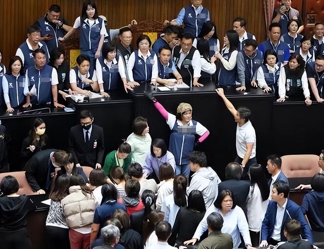 倒计时4天，赖清德将面临罢免，关键时刻11人被抓，蓝白决定联合